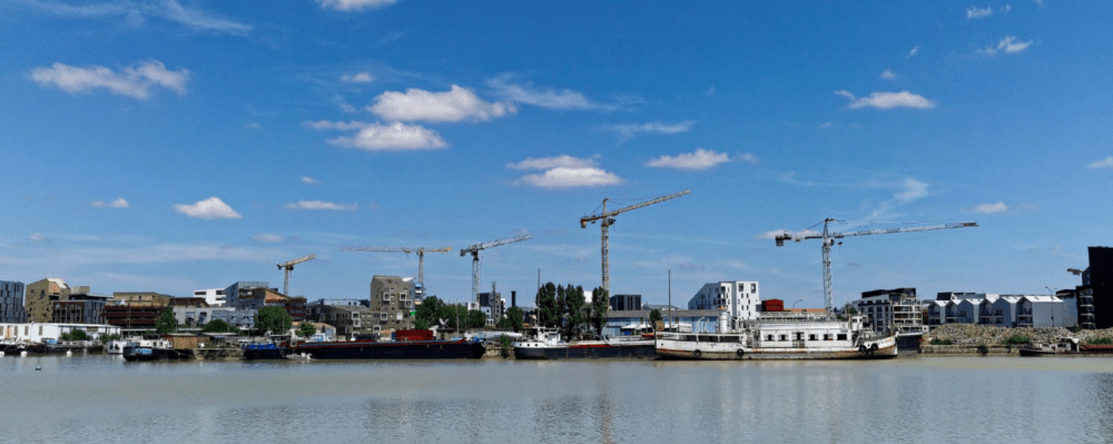 Vue du quartier Bassins à flot pendant son réaménagement, Bordeaux. Crédit : fdallay — CC BY 2.0 / View of the Bassins à Flot neighborhood during redevelopment, Bordeaux. Photo credit: fdallay — CC BY 2.0.