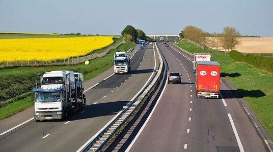 Poids lourds sur l'autoroute A4