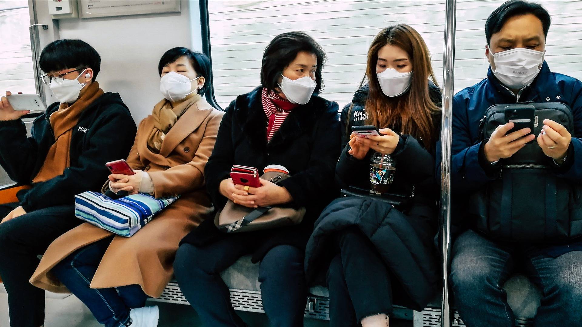 Passagers avec des masques dans le métro