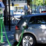 Voiture électrique en charge