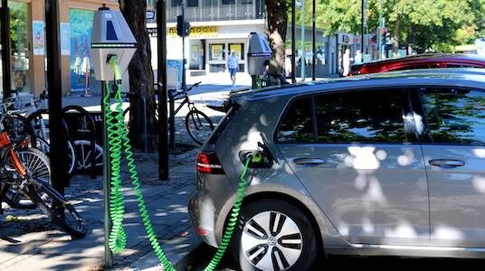 Voiture électrique en charge