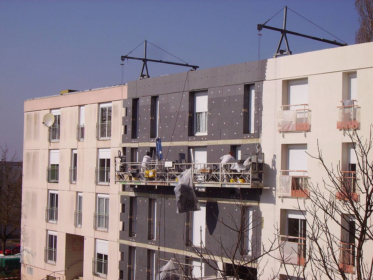 Ouvriers travaillant sur la façade d'un bâtiment