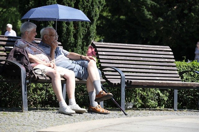 Personnes âgées sur un banc / Old people in a park