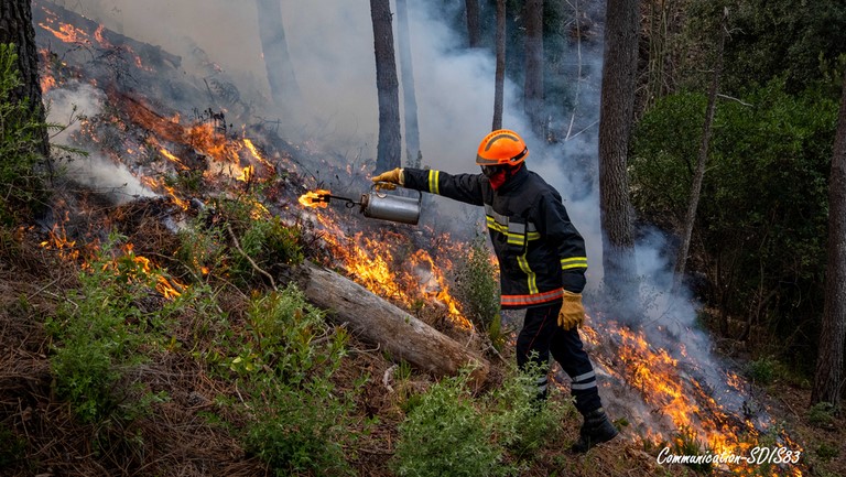 Image d’un brûlage dirigé effectué par des sapeurs-pompiers